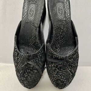EUC Women's Salpy Black Soft Snakeskin slip on Mule Clog style - size 9
